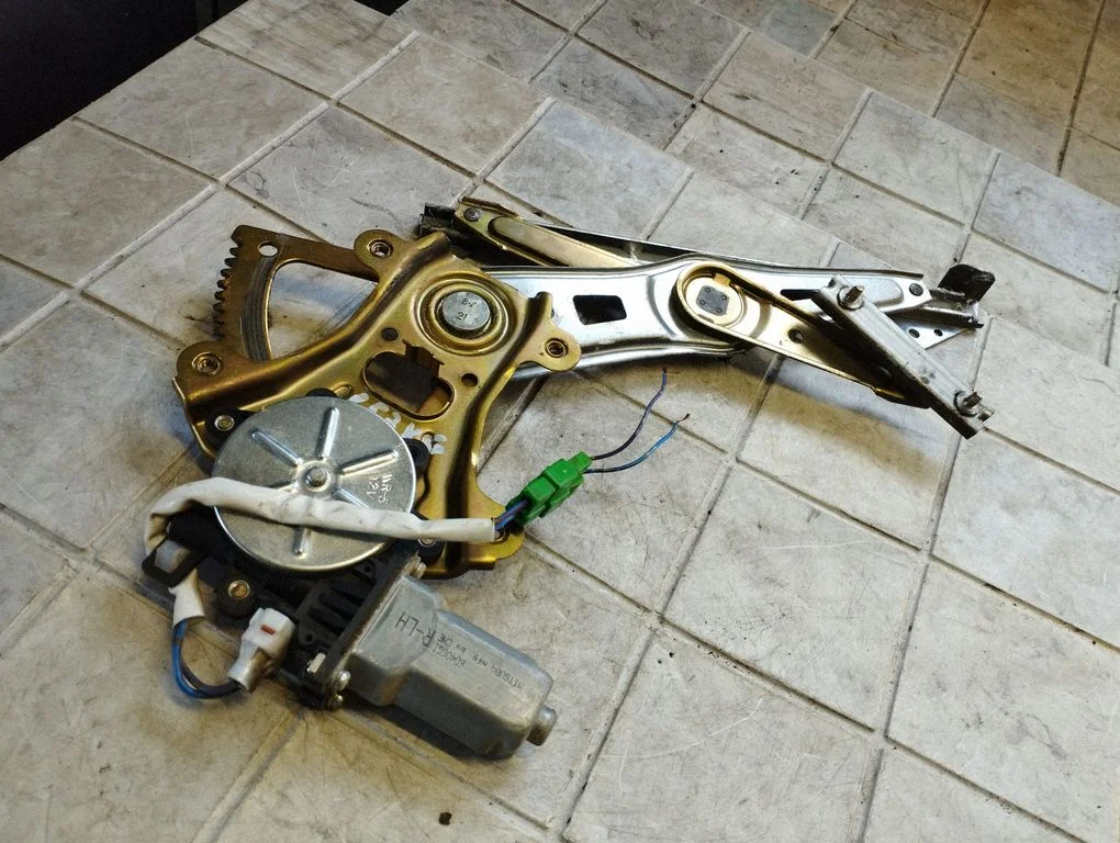 Rear door window regulator with motor – Subaru Outback (2007-2009)