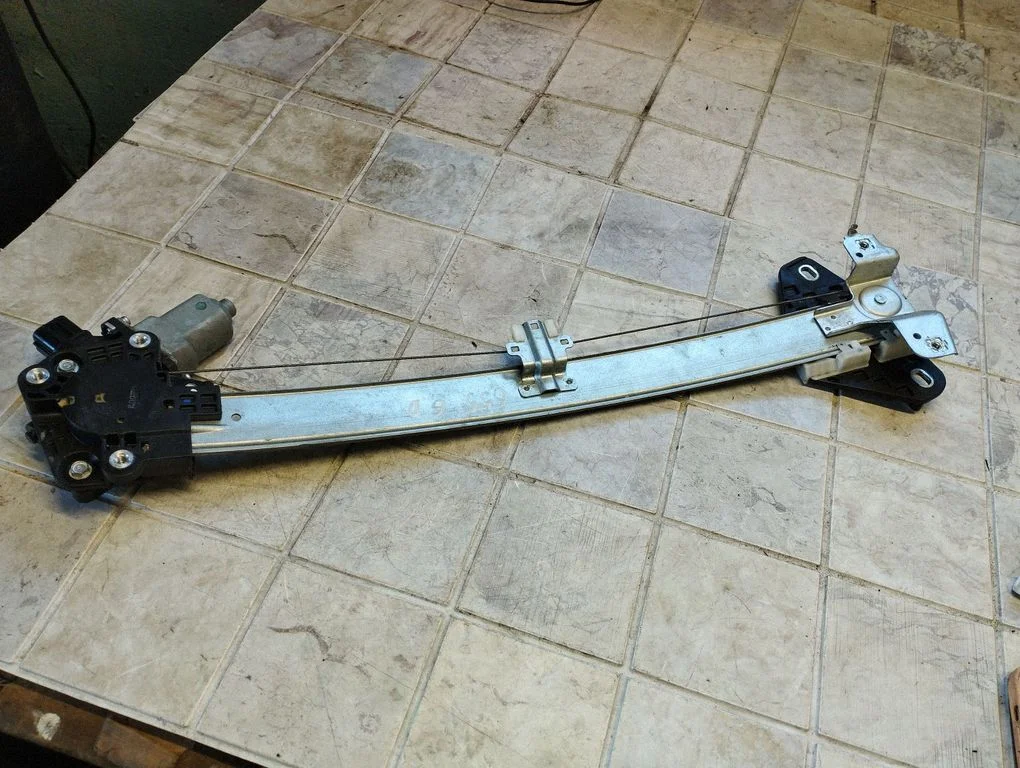 Rear door window regulator with motor – rear right