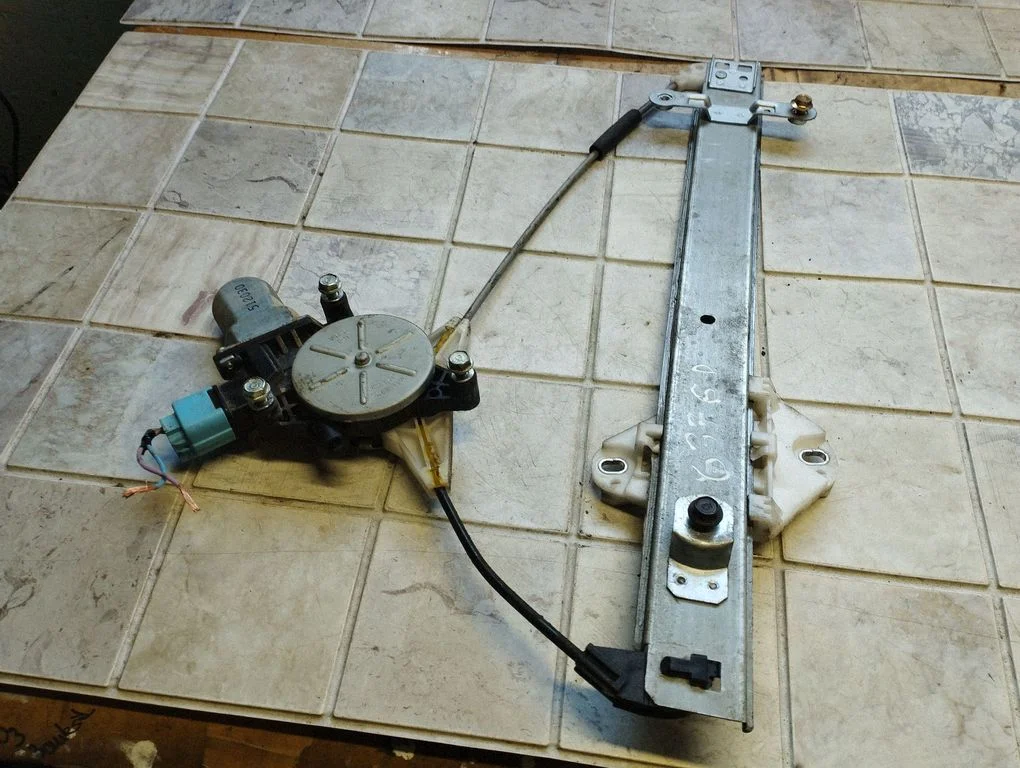 Rear door window regulator with motor – rear right