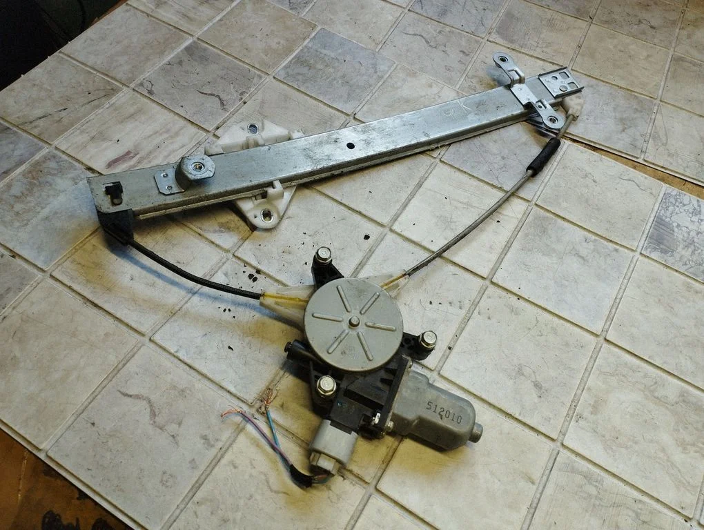 Rear door window regulator with motor – rear left