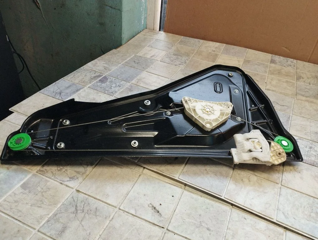 Rear door window regulator with motor – Land Rover Range Rover Sport L320 (2005-2013)