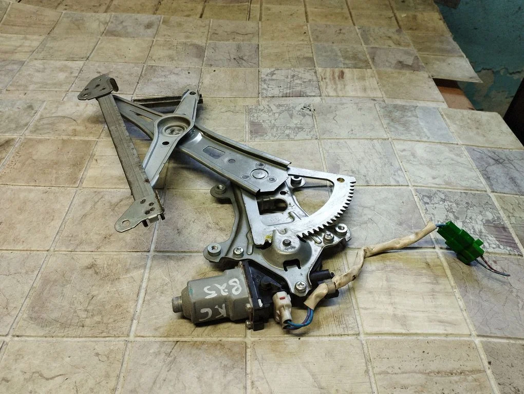 Rear door window regulator with motor – Subaru Outback (2007-2009)