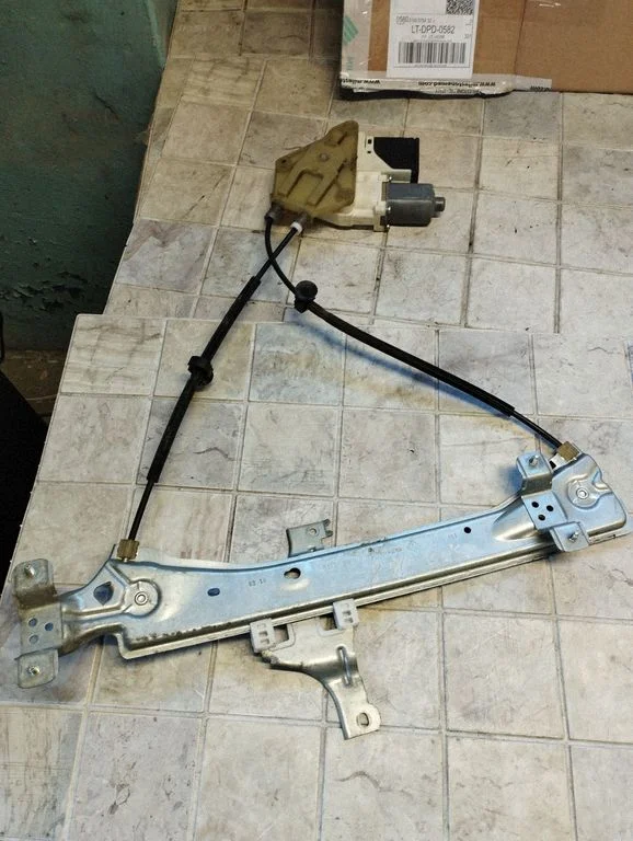 Tagaukse elektriline aknatõstuk mootoriga 827310002R
