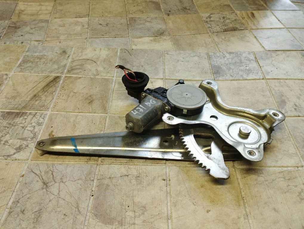 Rear door window regulator with motor 8572058010
