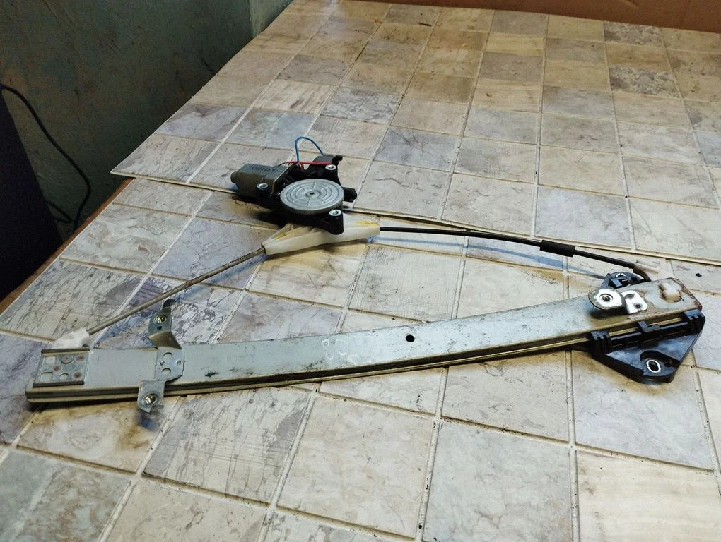 Rear door window regulator with motor – Subaru Outback (2009-2014)