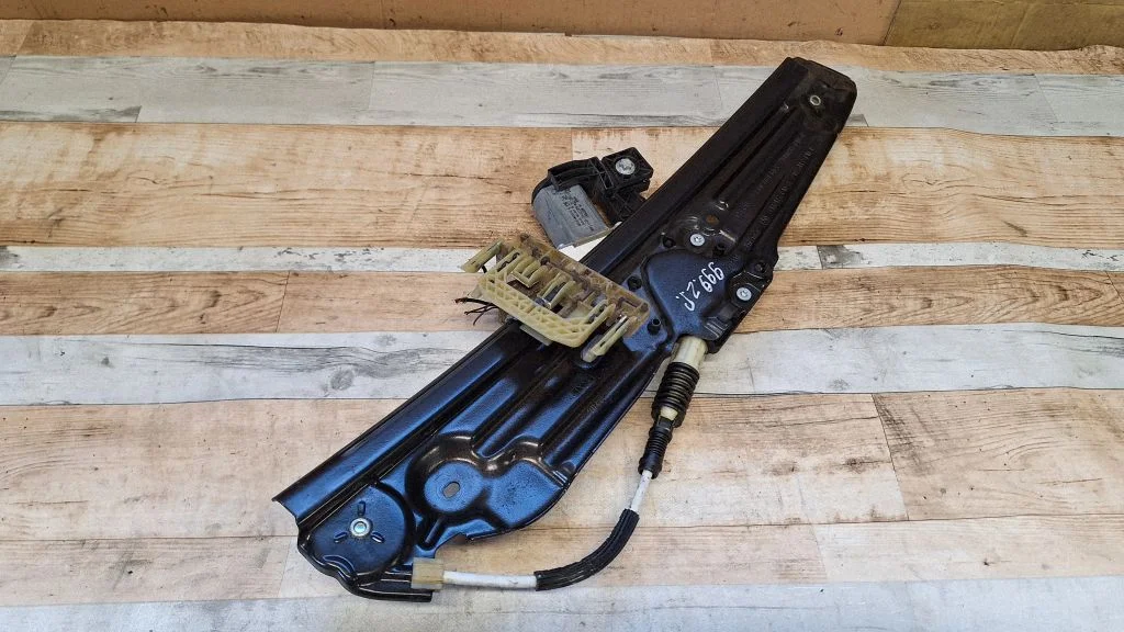 Rear door window regulator with motor 924456