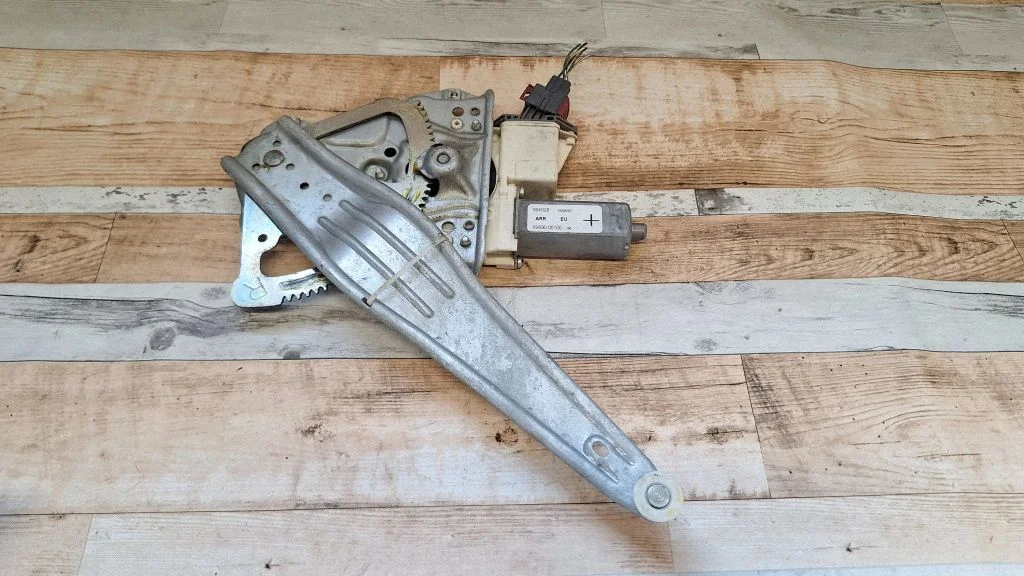 Rear door window regulator with motor 6983005100