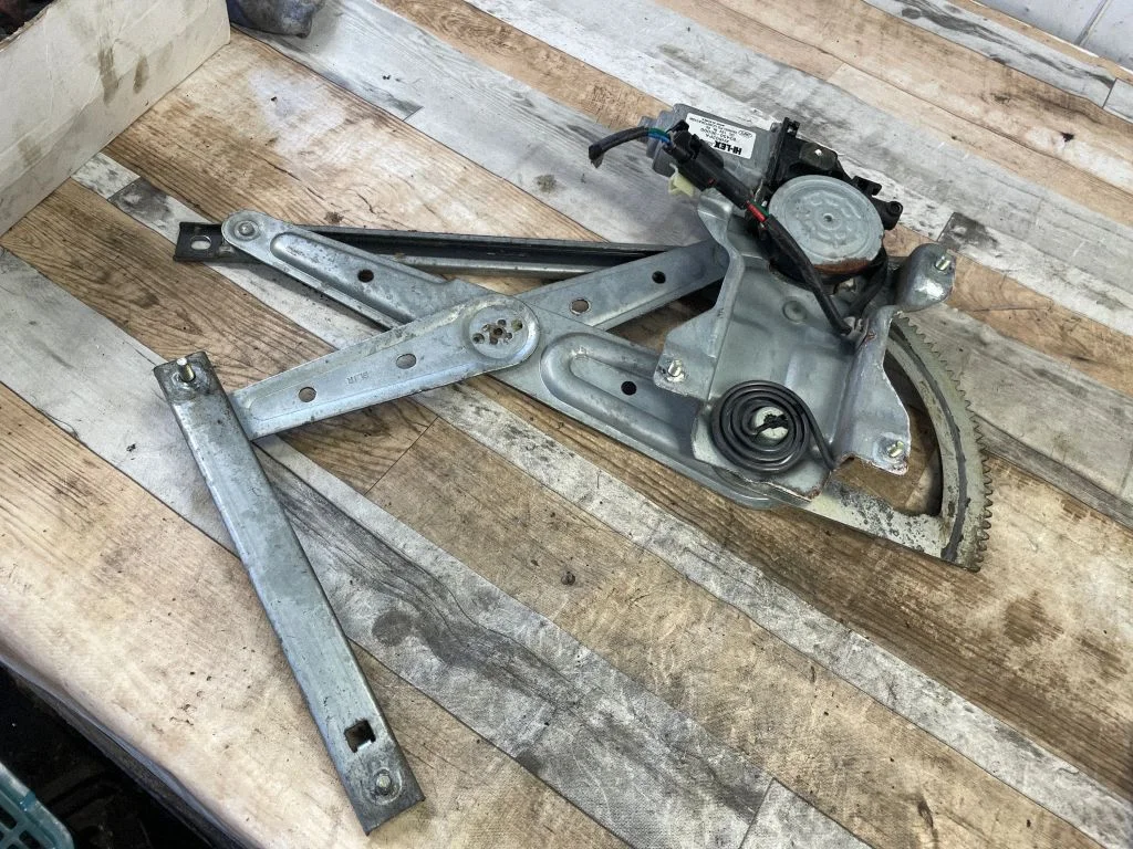Rear door window regulator with motor 834503E000