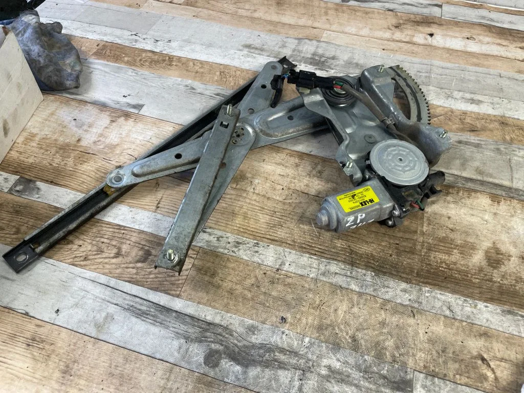 Rear door window regulator with motor 834603E000
