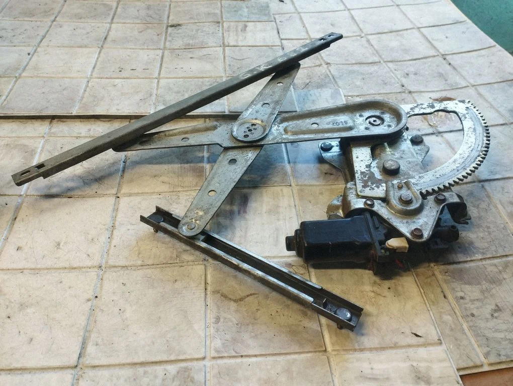 Rear door window regulator with motor 834503E000