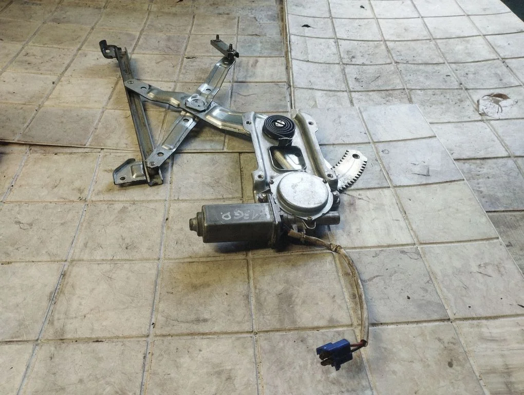 Rear door window regulator with motor – rear right