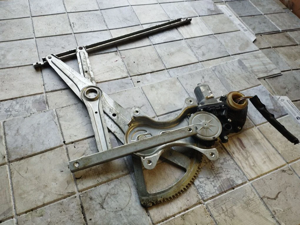 Rear door window regulator with motor 698400F020