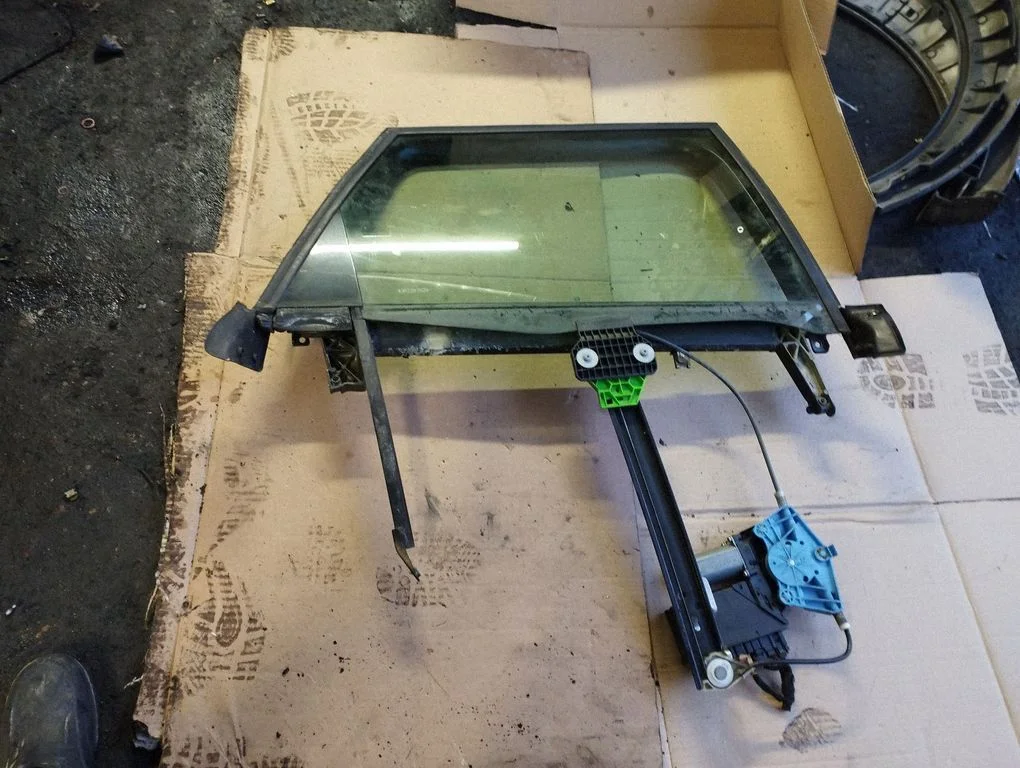 Rear door window regulator with motor 8E0839462A