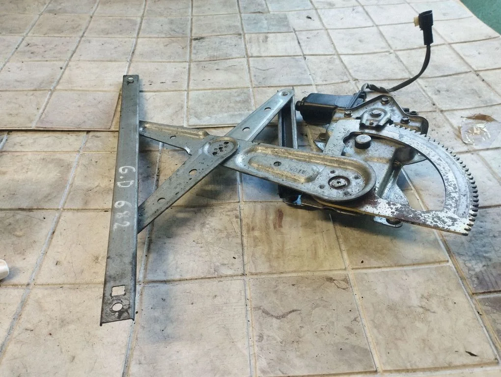 Rear door window regulator with motor 834603E000