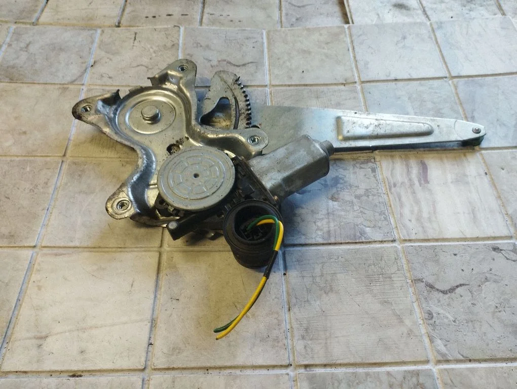 Tagaukse elektriline aknatõstuk mootoriga – Toyota RAV 4 (XA20) (2000-2005)
