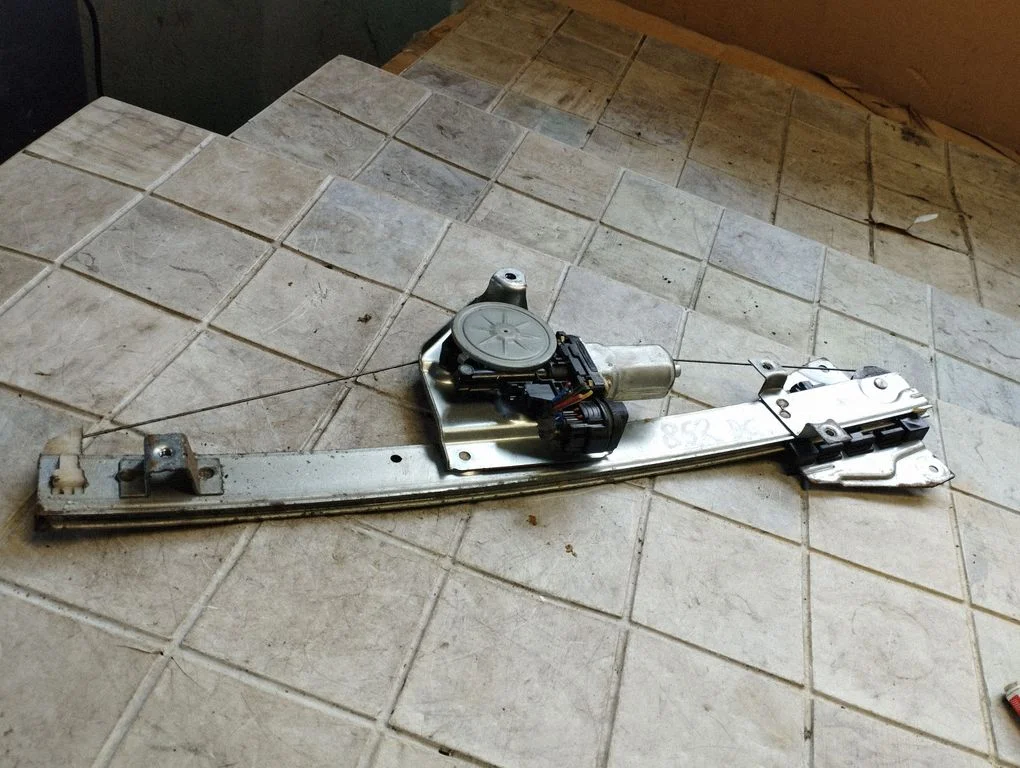 Rear door window regulator with motor – rear right