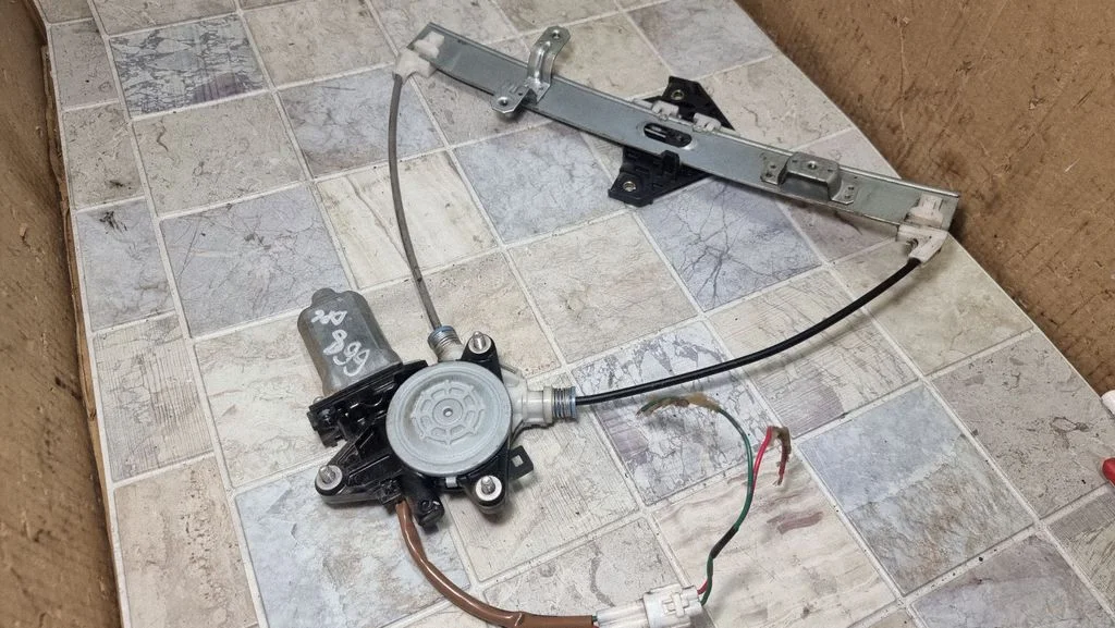 Rear door window regulator with motor 8343076F10
