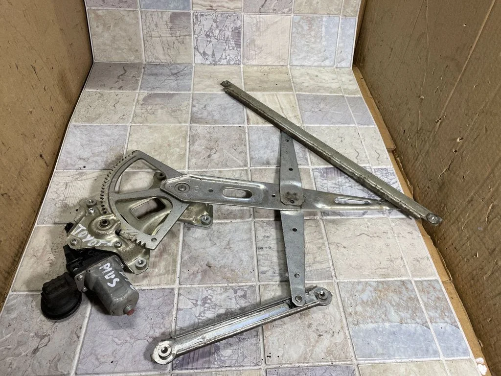 Rear door window regulator with motor – Toyota Prius (XW20) (2003-2009)