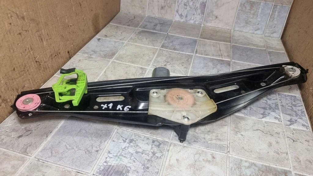 Rear door window regulator with motor 13262410