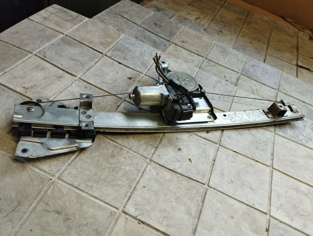 Rear door window regulator with motor – rear left