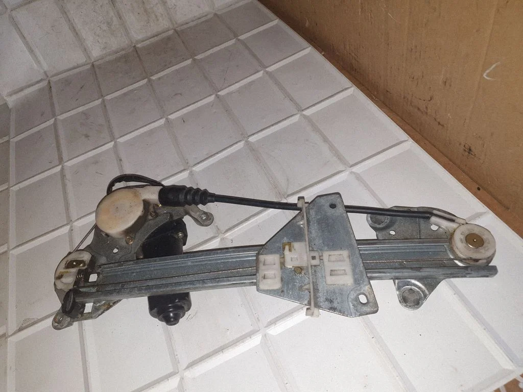 Tagaukse elektriline aknatõstuk mootoriga – Mazda 626 (1998-2002)