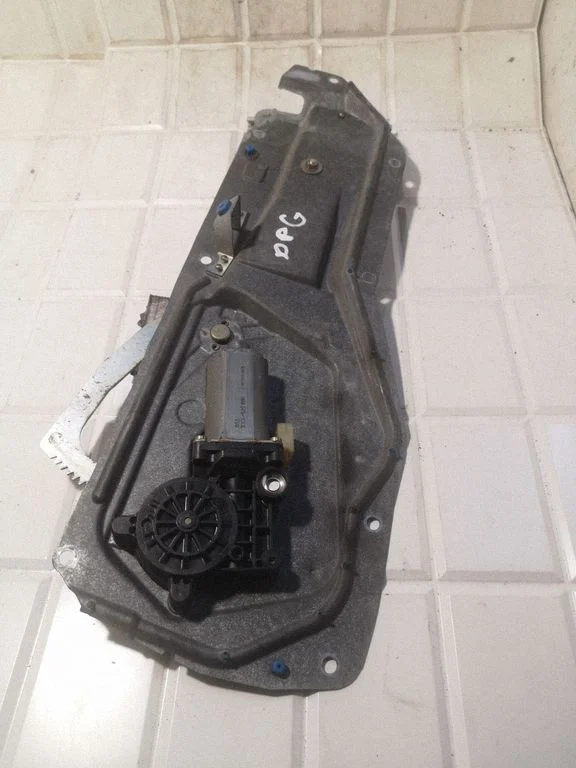 Rear door window regulator with motor 100575768