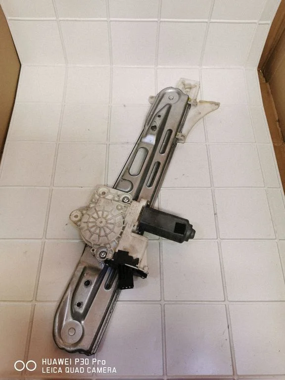 Rear door window regulator with motor 24451522