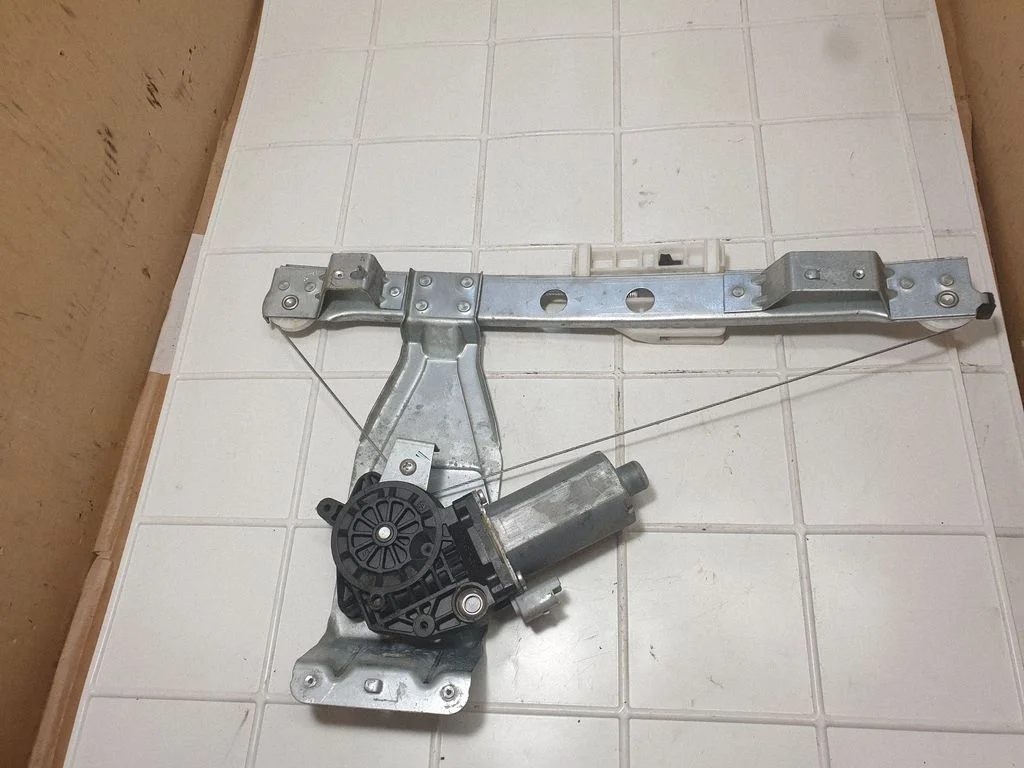Rear door window regulator with motor 9653445380