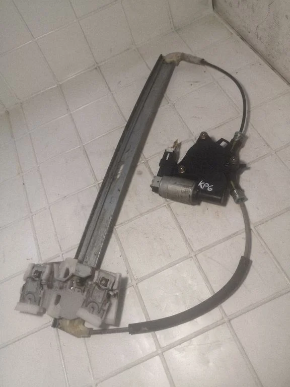 Rear door window regulator with motor CM011750