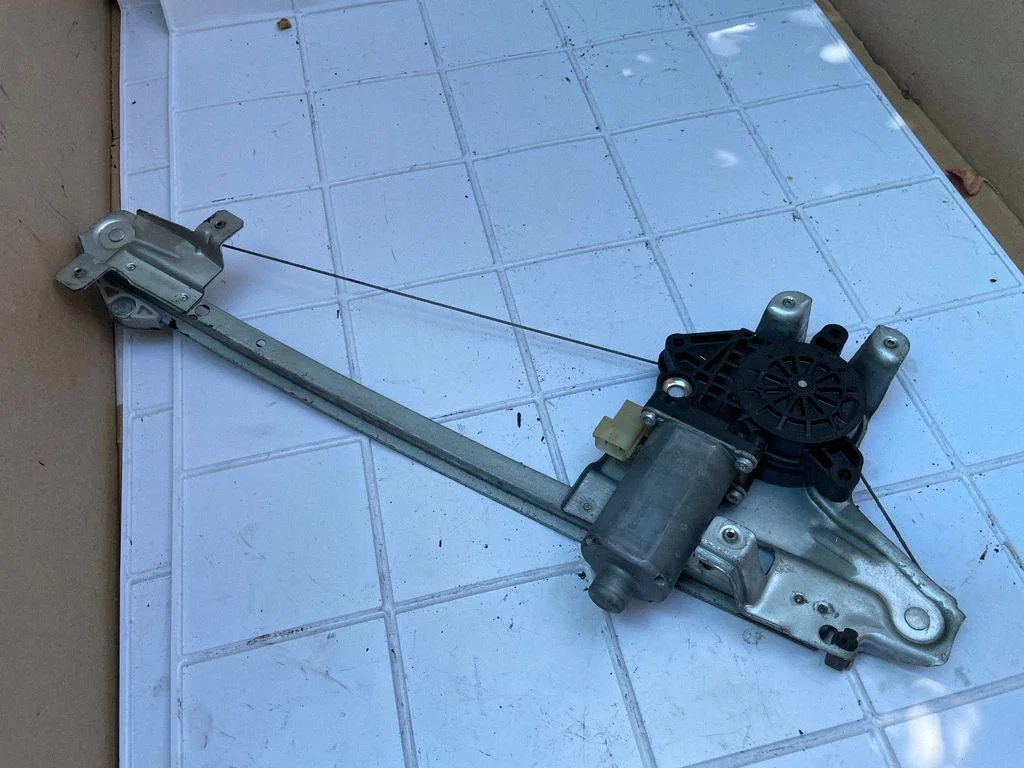 Rear door window regulator with motor – Saab 9-5 (2006-2010)