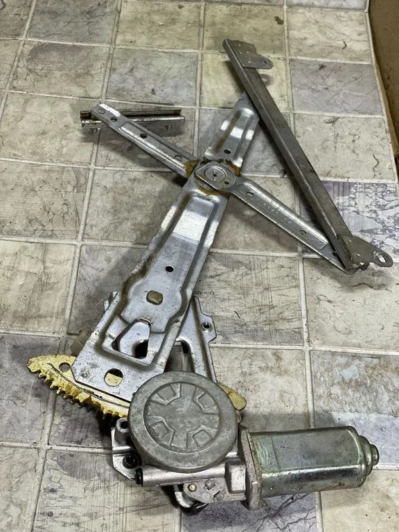Rear door window regulator with motor – rear right