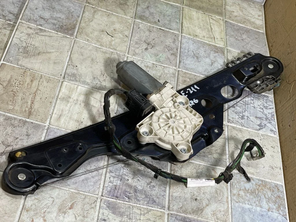 Rear door window regulator with motor A2118202342