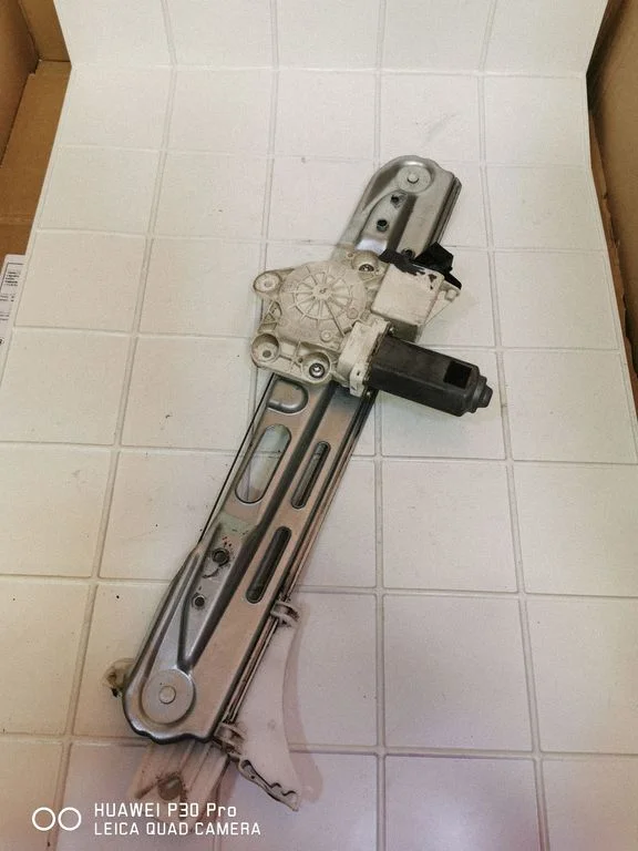 Rear door window regulator with motor 24451521