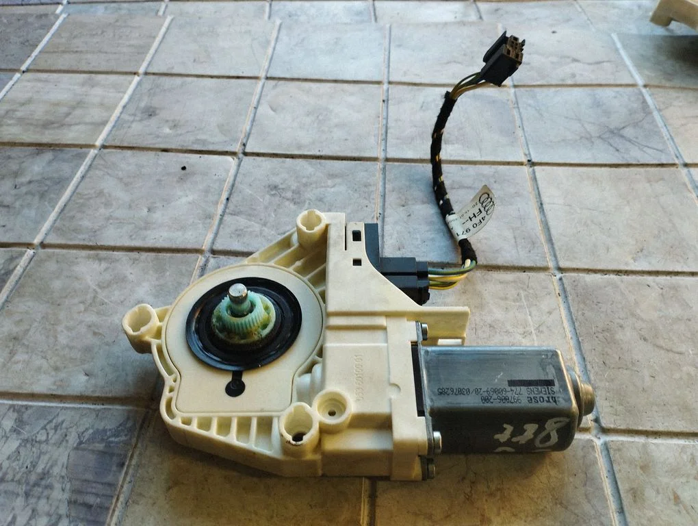 Aizmugurējā loga pacēlāja motoriņš 4F0959802C