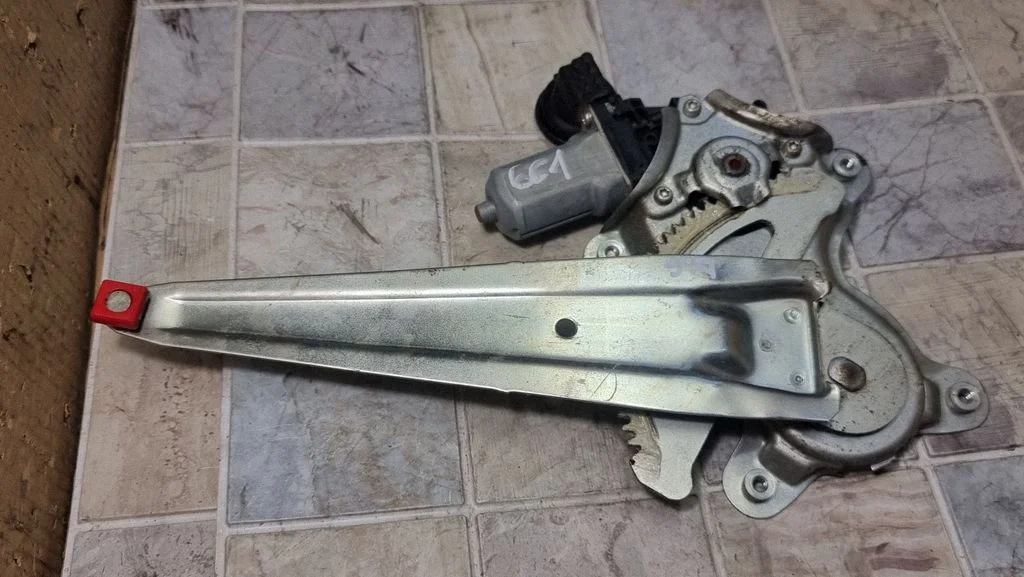 Rear door window regulator with motor – Toyota Yaris (2006-2011)