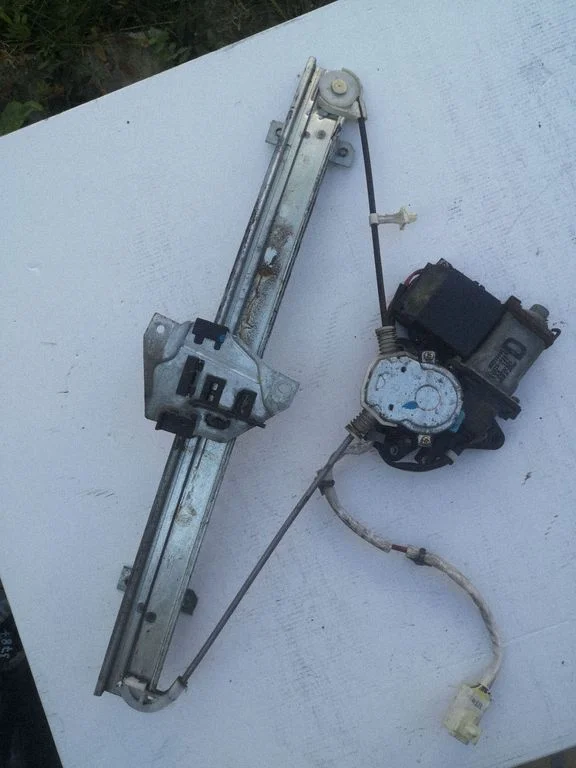 Rear door window regulator with motor – Mitsubishi Galant (1997-2003)