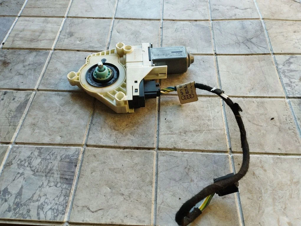 Aizmugurējā loga pacēlāja motoriņš 4F0959801C