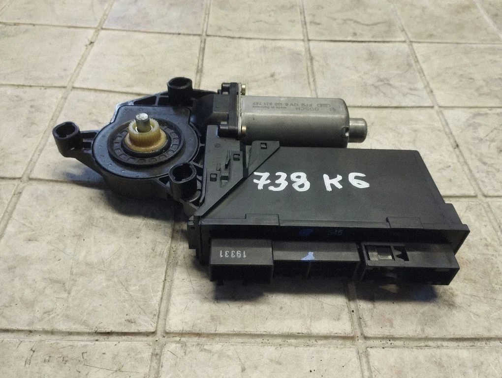 Aizmugurējā loga pacēlāja motoriņš 8E0959801A