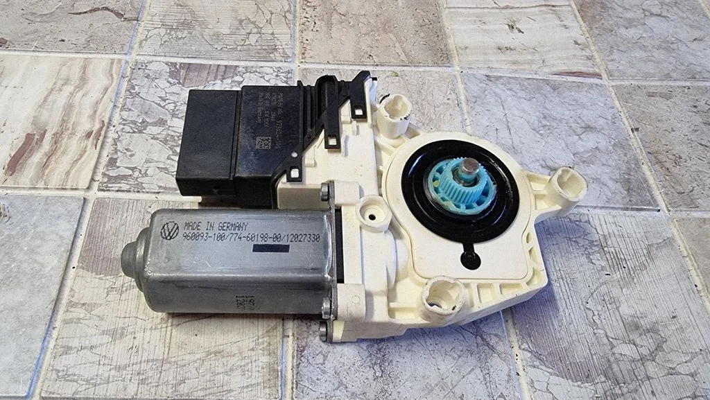 Rear door window regulator motor 1K0959703P