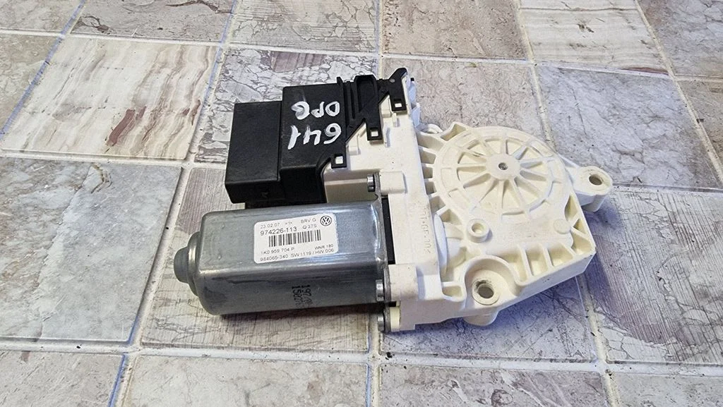 Rear door window regulator motor 1K0959704P