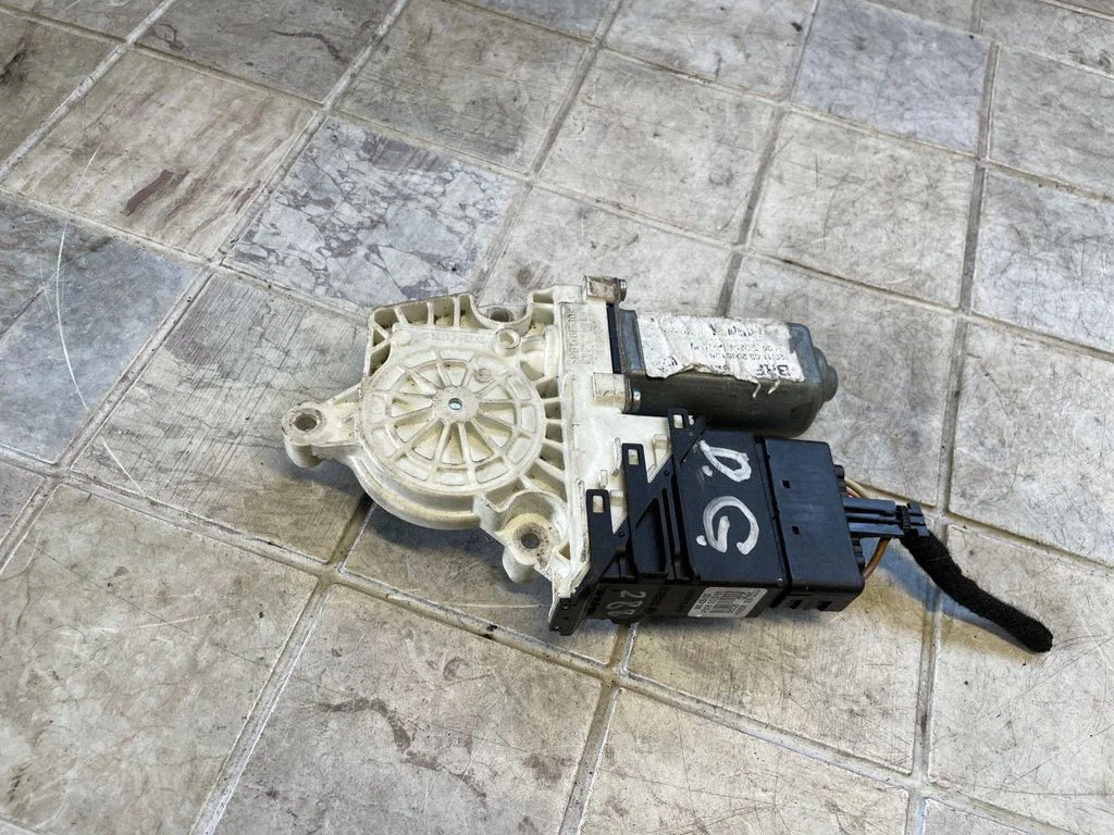 Rear door window regulator motor – rear right