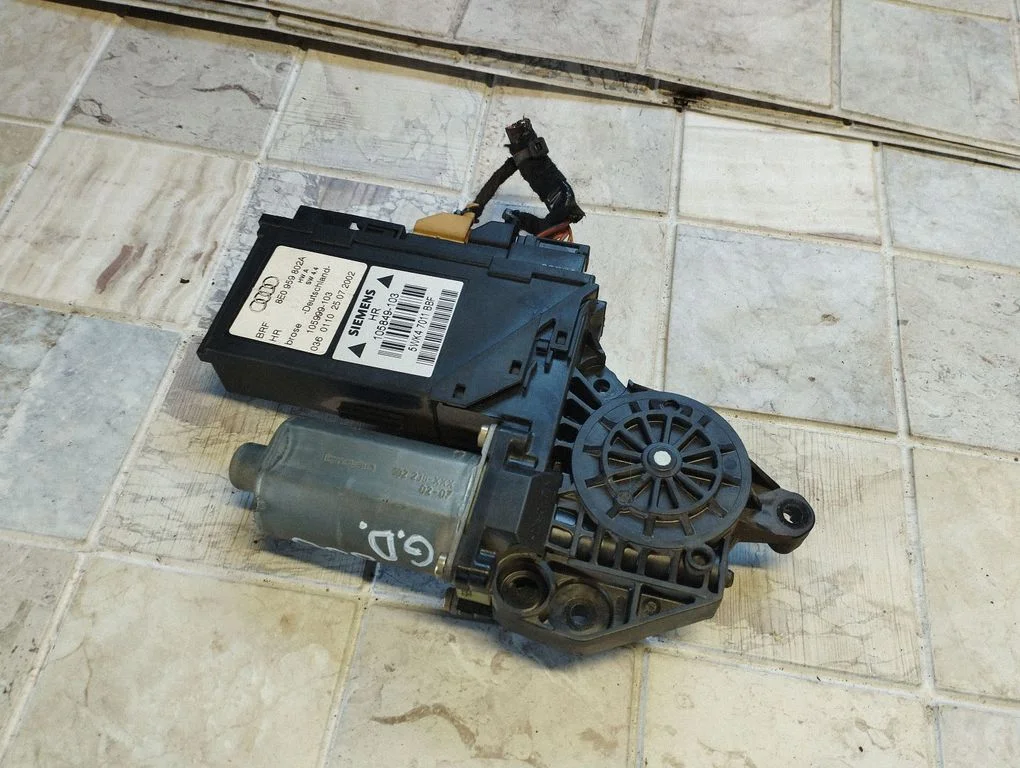 Rear door window regulator motor 0130821768