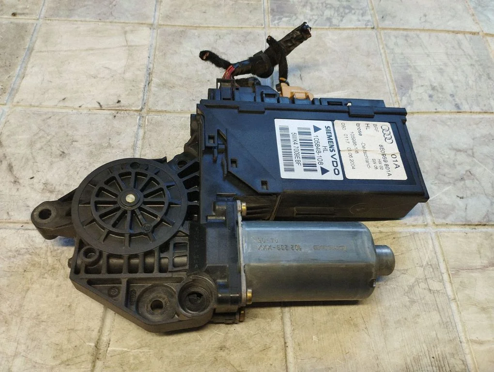 Aizmugurējā loga pacēlāja motoriņš 8E0959801A