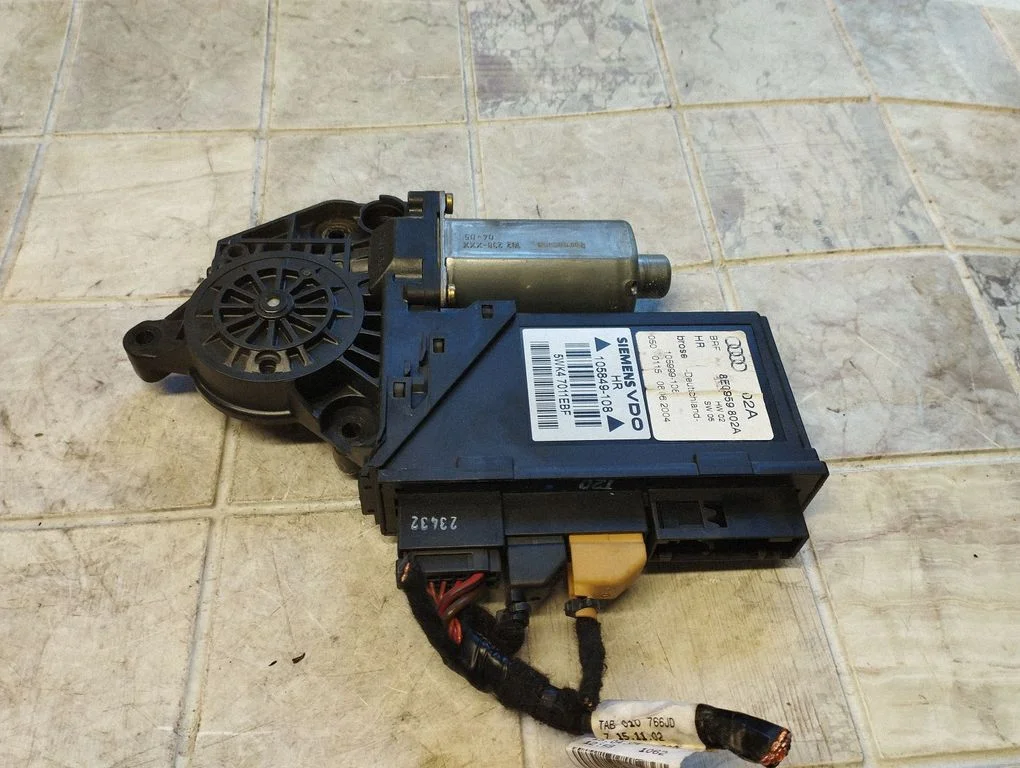 Aizmugurējā loga pacēlāja motoriņš 8E0959802A