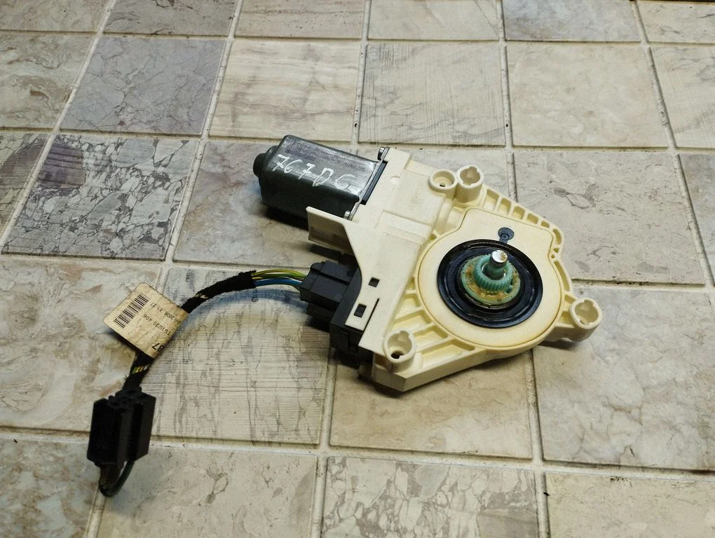 Aizmugurējā loga pacēlāja motoriņš 4F0959802C