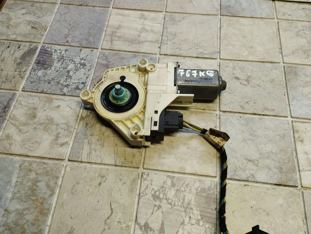 Aizmugurējā loga pacēlāja motoriņš 4F0959801C