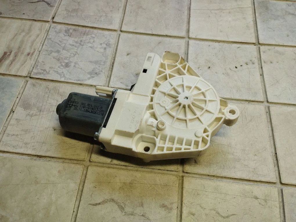Rear door window regulator motor 8K0959812A