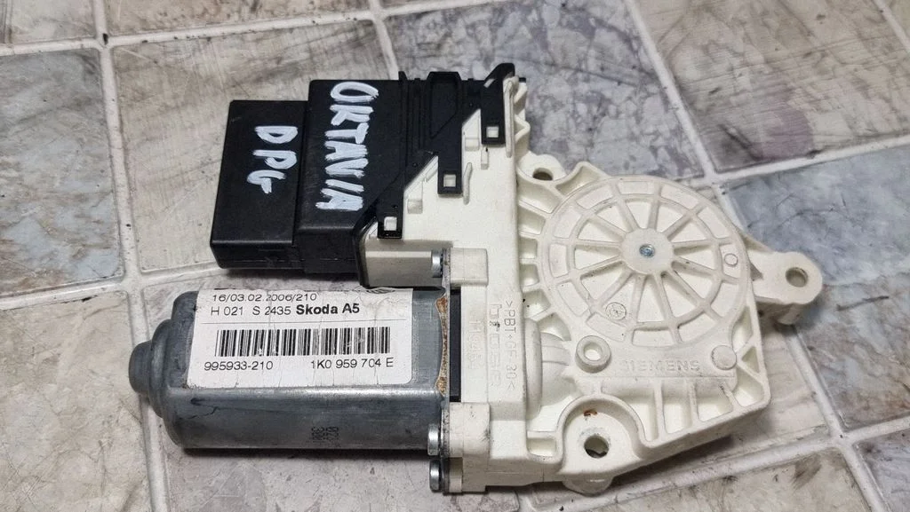 Rear door window regulator motor 1K0959704E