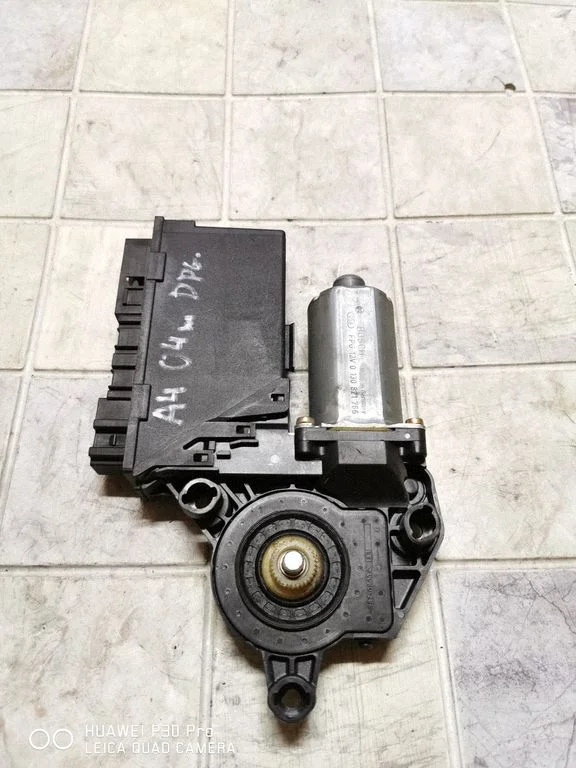 Aizmugurējā loga pacēlāja motoriņš 8E0959802A