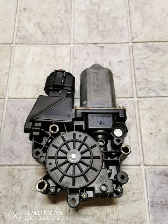 Aizmugurējā loga pacēlāja motoriņš 4B0959802B